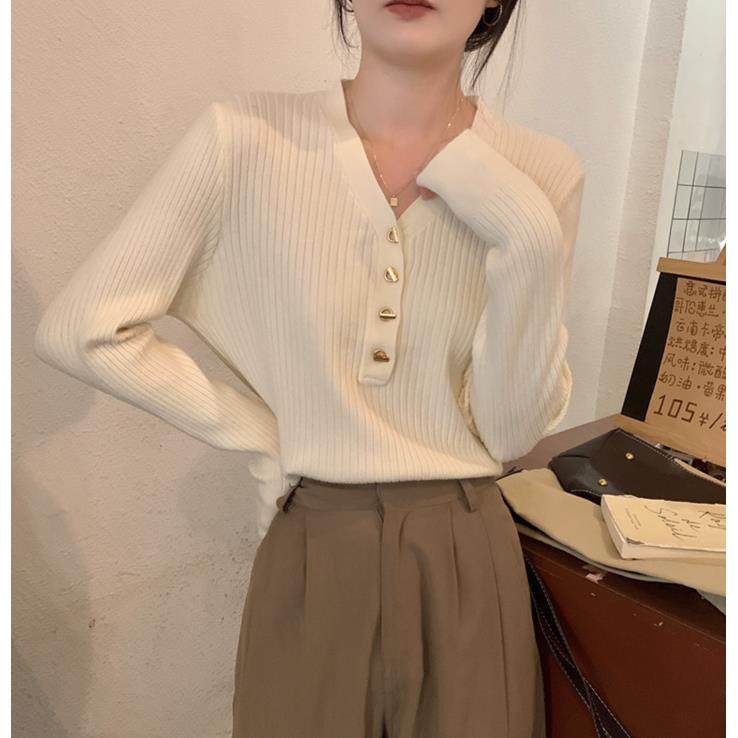 高级感金扣v领针织衫气质上衣女秋设计感小众薄款毛衣显瘦打底衫