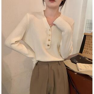 高级感金扣v领针织衫气质上衣女秋设计感小众薄款毛衣显瘦打底衫