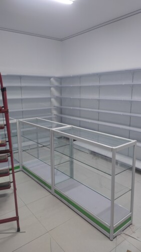 全新药店展示柜，由于店铺装修风格变更，现低价转让。透明玻璃设