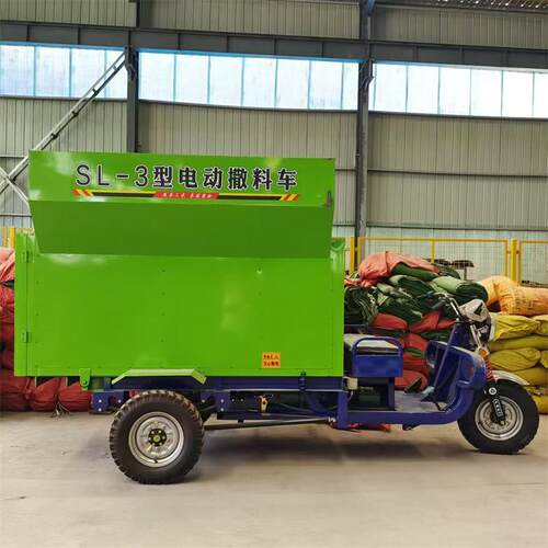 养殖场电动撒料三轮车柴油机版撒料车撒料均匀