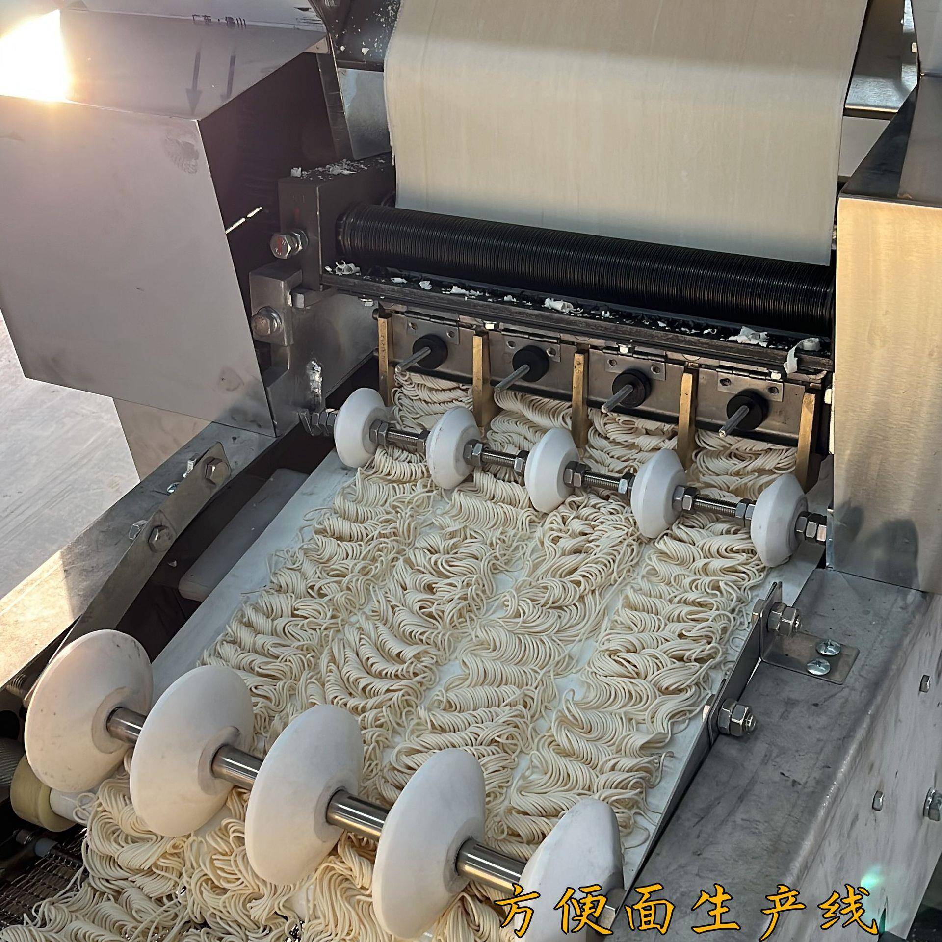 班产8万包油炸方便面生产线厂家 出口型非油炸方便面机械介绍