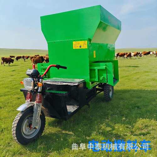 2立方电动款喂料车青储饲草撒料车养殖场三轮搅拌出料喂草车