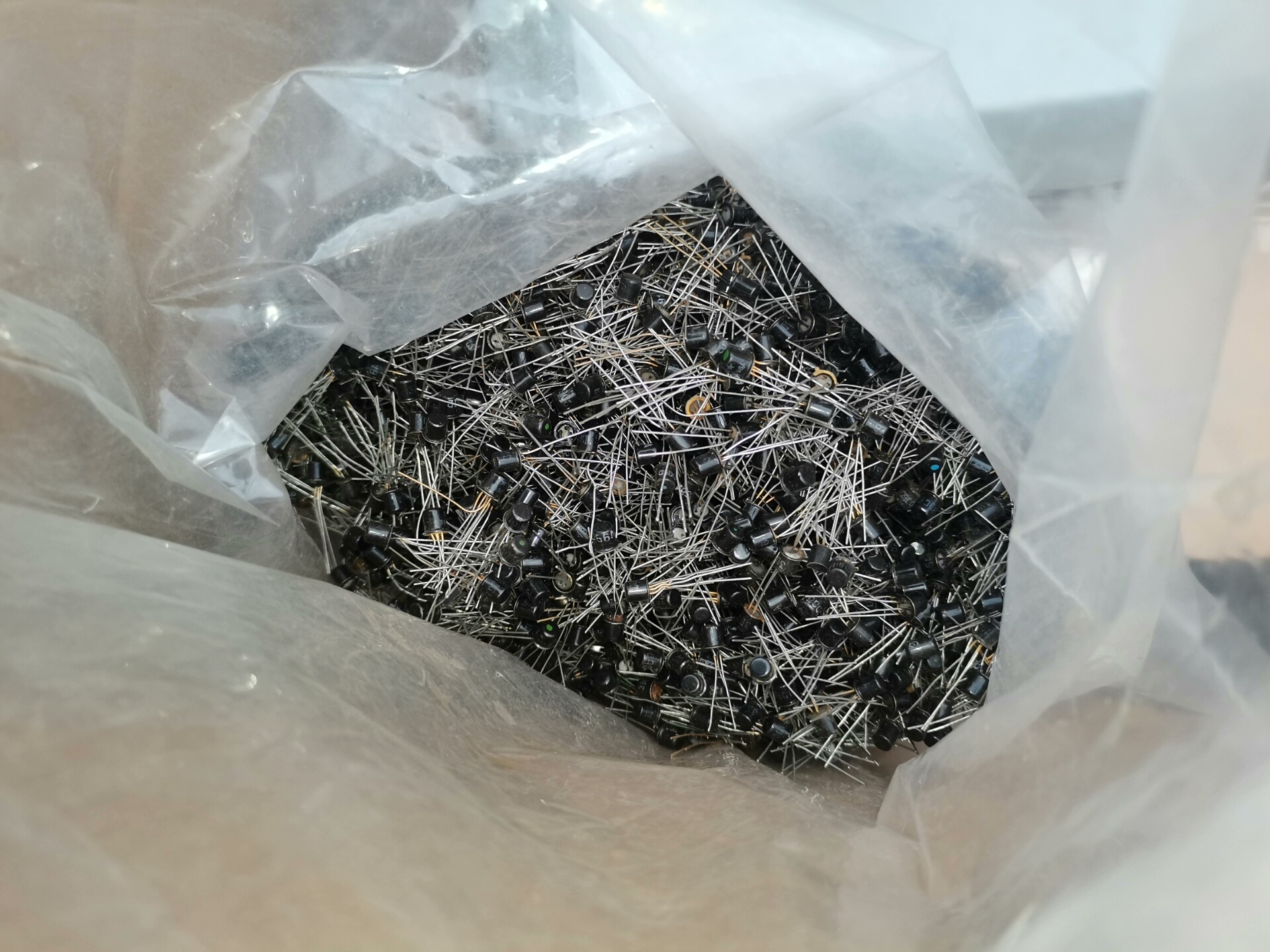 全新3DG6 晶体管，约有几千个，有些四个脚