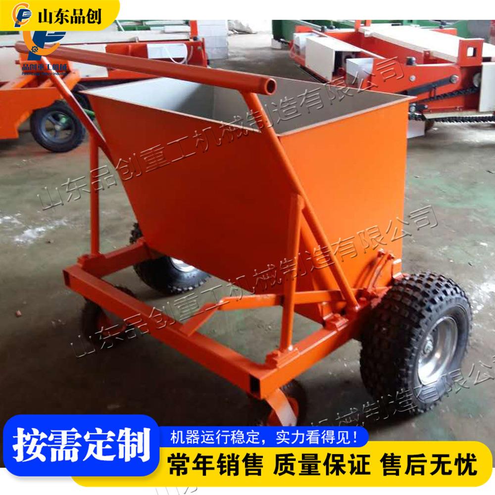 手推式充砂机 运动场地草坪冲砂梳草机 Hand push sand filler