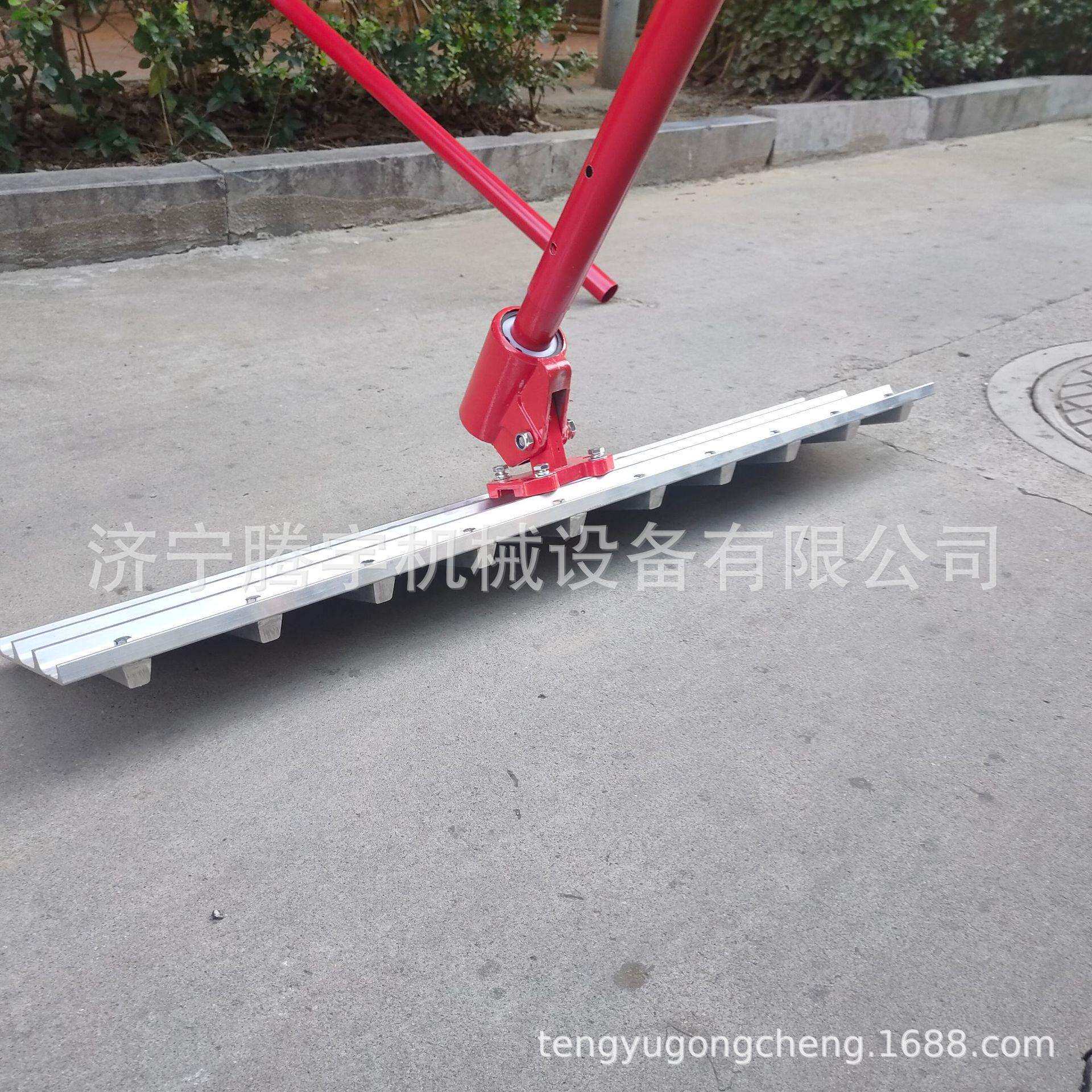现浇牛场地面拉槽机图片 牛场大耙子厂家 牛舍现浇开槽机操作视频