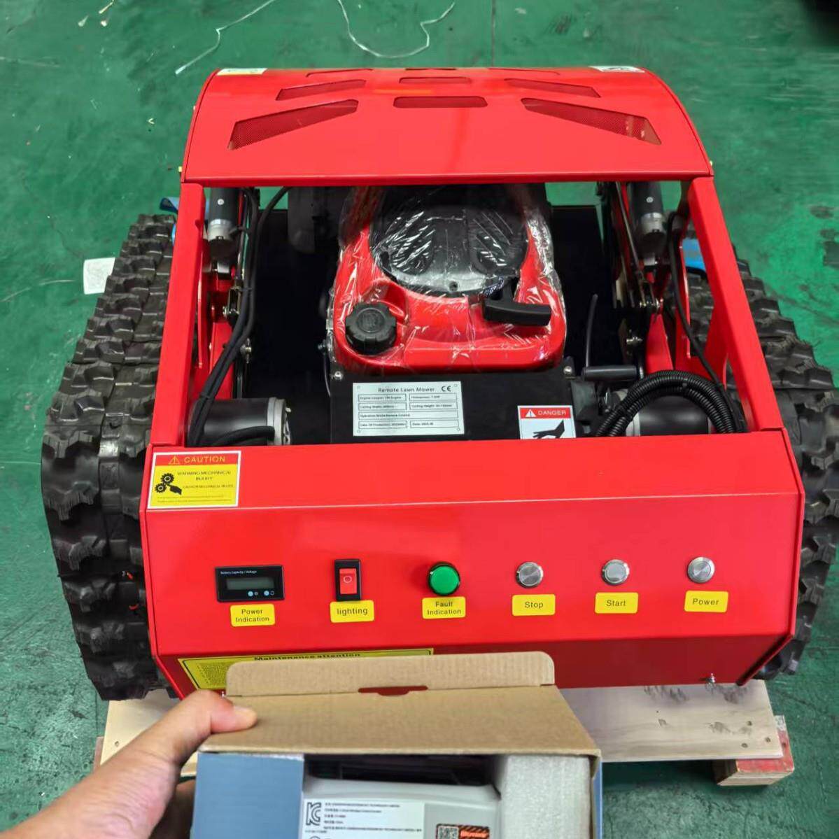 ZY-550S遥控履带式割草机械45度坡作业 每小时2000㎡除草效率工具