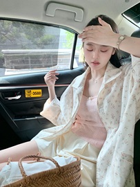 freshtaro夏日藕粉花花复活版型，风衣式衬衫防晒外套，+蝴蝶结吊带