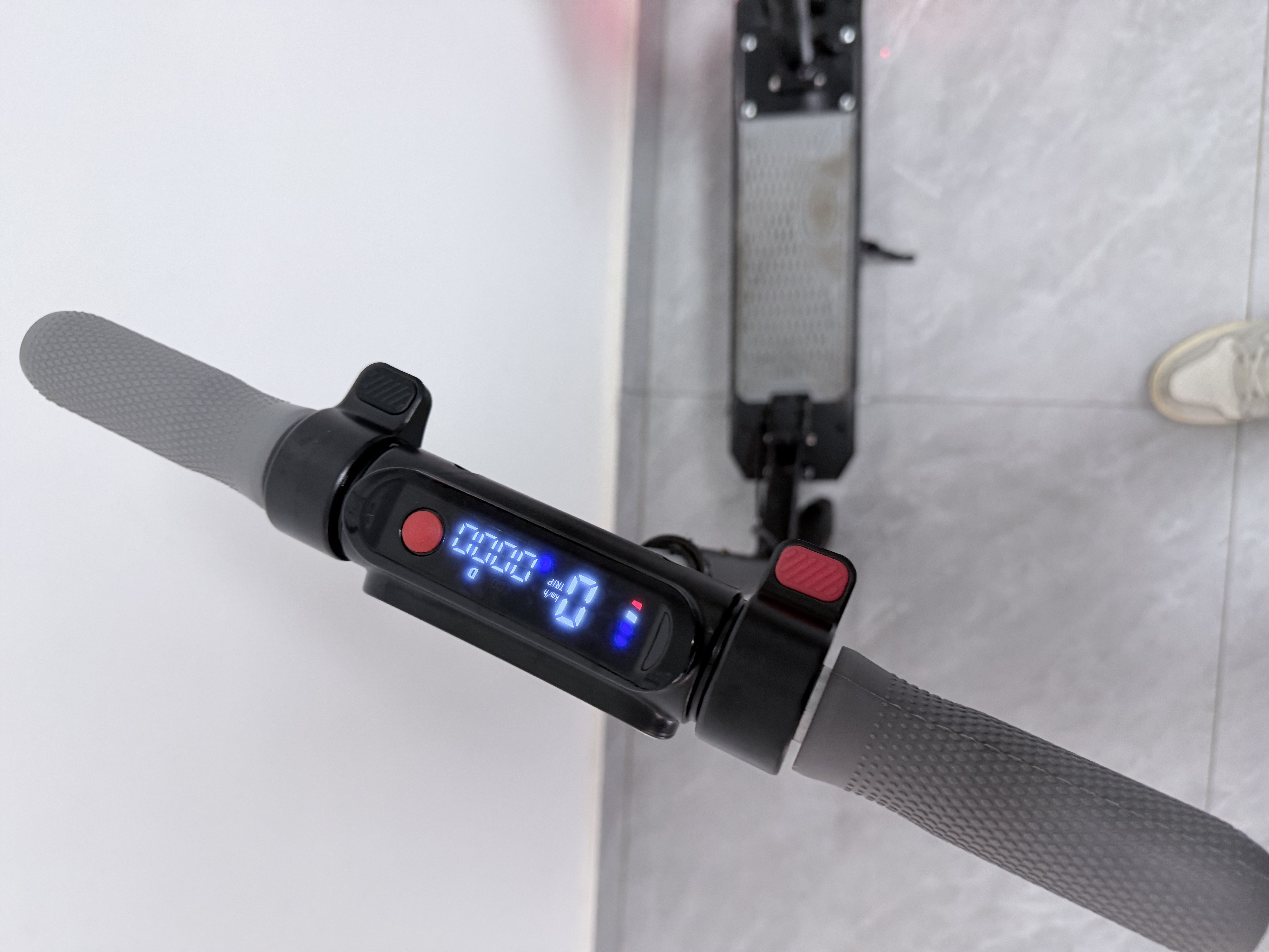 Электросамокат NEXTDRIVE X1/X3: Легкий, складной, с большим запасом хода и умным приложением. Идеален для городских поездок, студентов и офисных работников. photo review