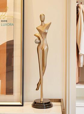 现代人物雕塑轻奢玄关柜摆件竖高客厅电视柜装饰品极简高级艺术感