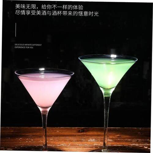 Lead-free crystal margarita glass martini glasses of red