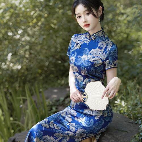 2025新中式大尺码国风唐装夏绸缎旗袍长裙洋装复古修身时尚演出服