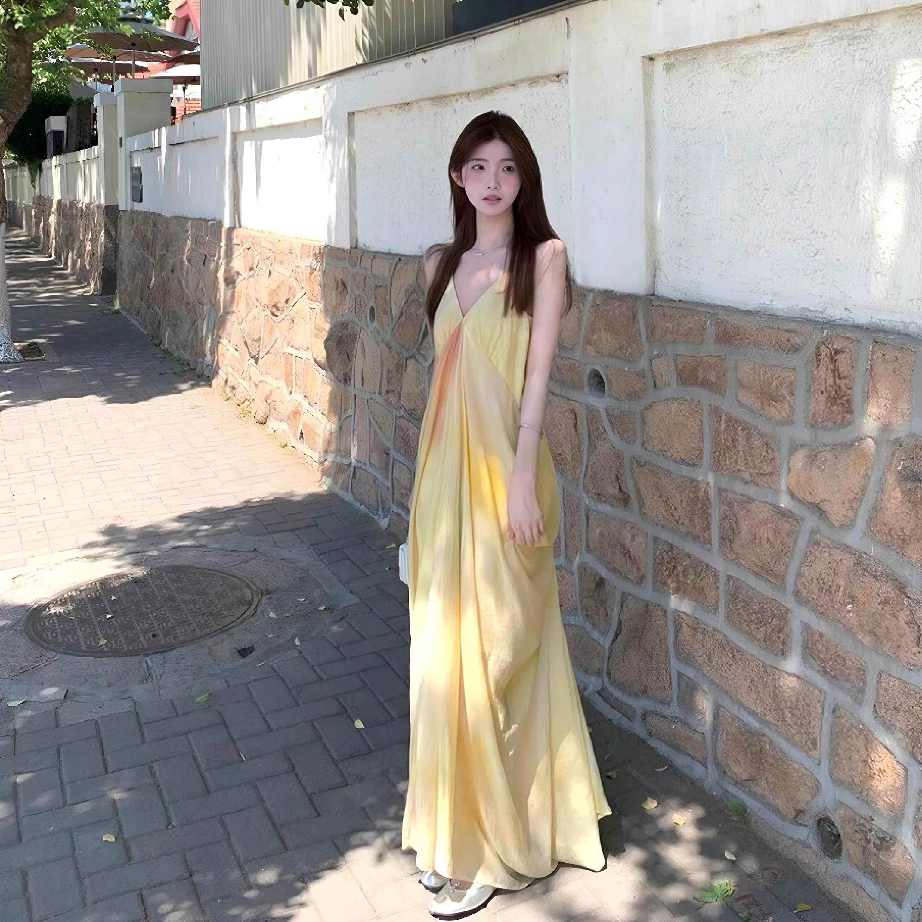 法式三亚海边度假多巴胺露背沙滩裙云南泰国旅游垂坠感吊带连衣裙