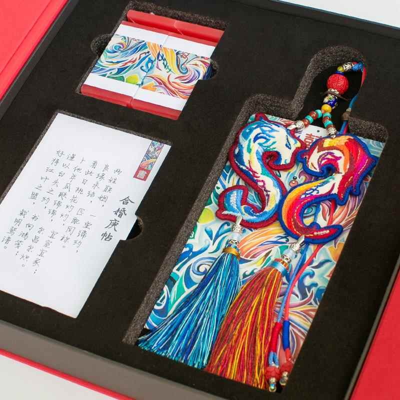 王氏手工结婚礼品，结婚礼品，周年纪念手工绣龙凤车挂抖音同创意