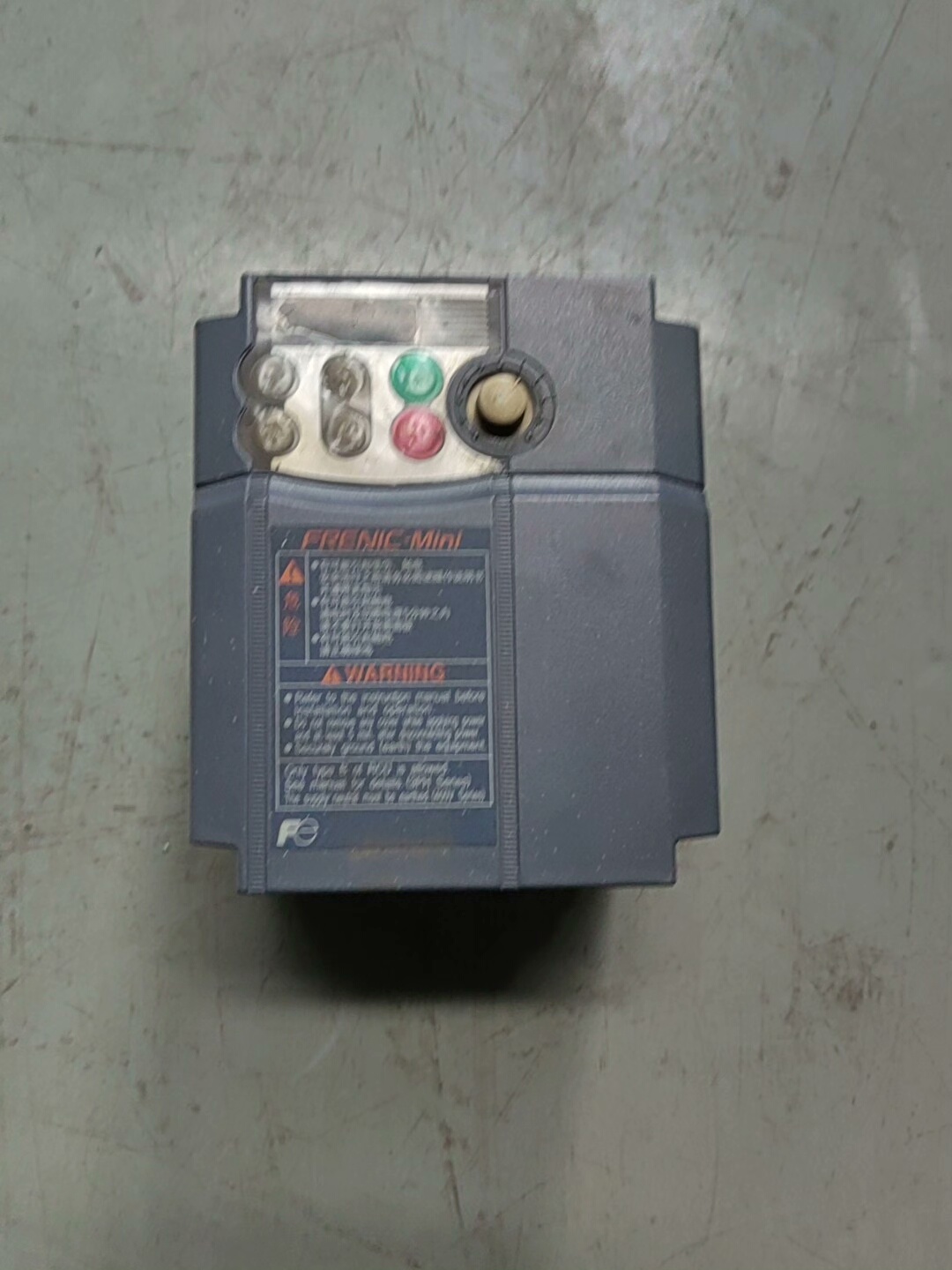 出拆机富士变频器一台，型号FRN0.4C1S-4C，成色如图