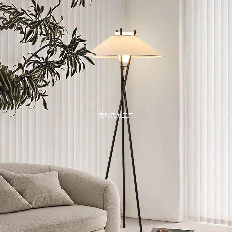 三角落地灯意大利中古风客厅沙发旁设计师诧寂风样板房钢琴落地灯