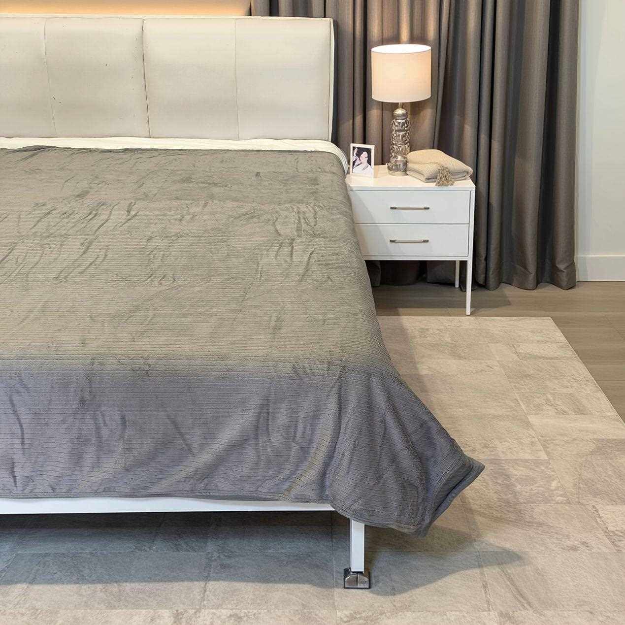 新款直销130x150cm夏季纯色加厚法兰绒毛毯办公午休珊瑚毛毯毯子