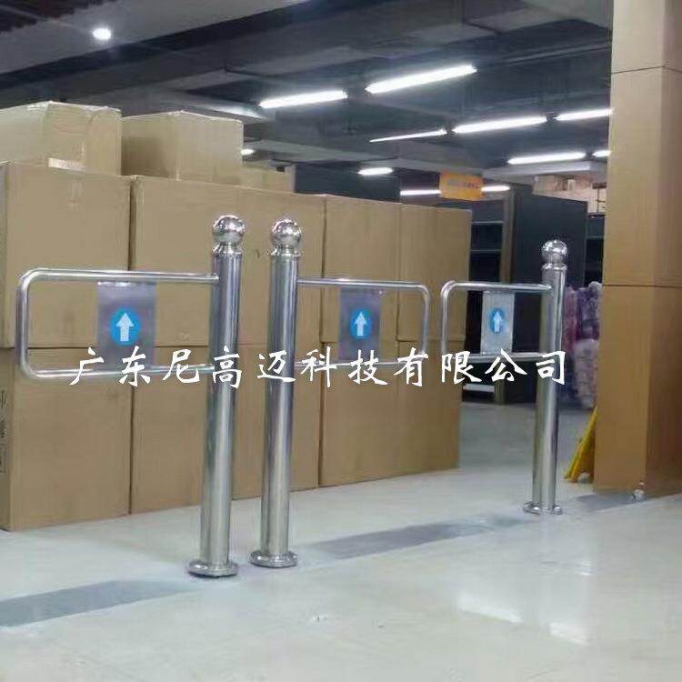 现货手动摆闸单向门闸机超市商场推摆回弹人行閘不锈钢立柱单项門