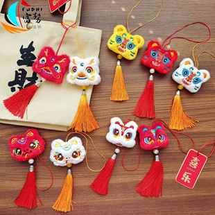 女式高级感钥匙扣日杂小挂件中国风毛绒醒狮流苏挂件开运生肖小玩