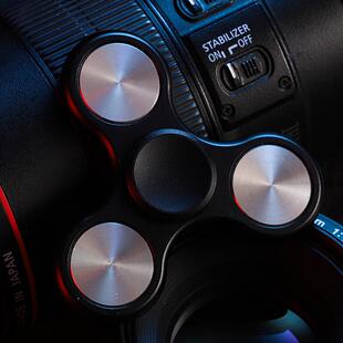 泄密者指尖陀螺三角三叶成人无聊减解压神器玩具指间超长时间高速