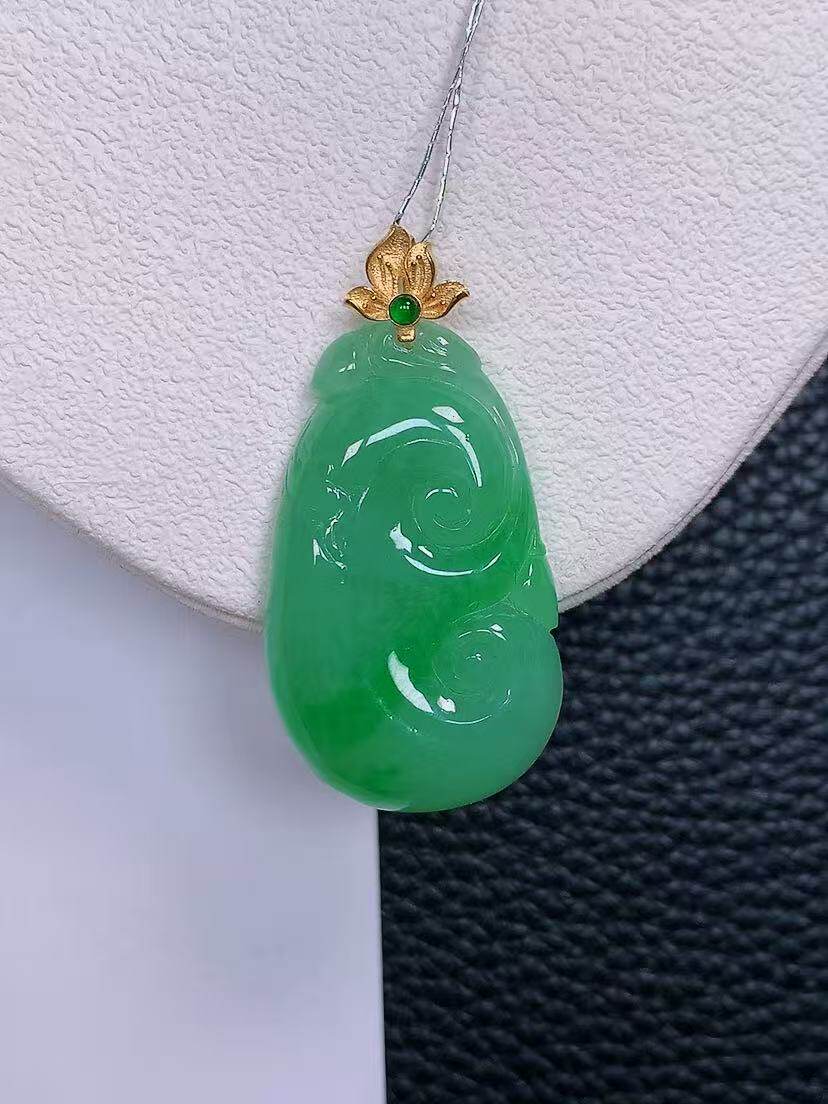 天然真品翡翠正品 水润细腻气质18k金镶嵌冰阳绿满阳色如意吊坠