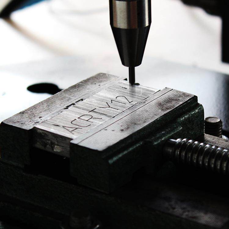 广州码清台式气动打标机高精度金属铭牌标牌生产日期刻字机打字机