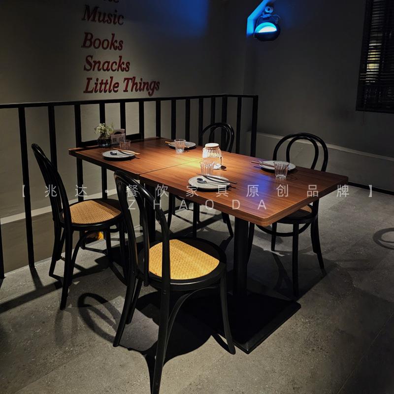 美式西餐厅胡桃色桌子复古风火锅主题餐厅黑色桌椅简约方桌两椅子