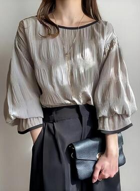 Women's pleated long sleeved round neck pullover