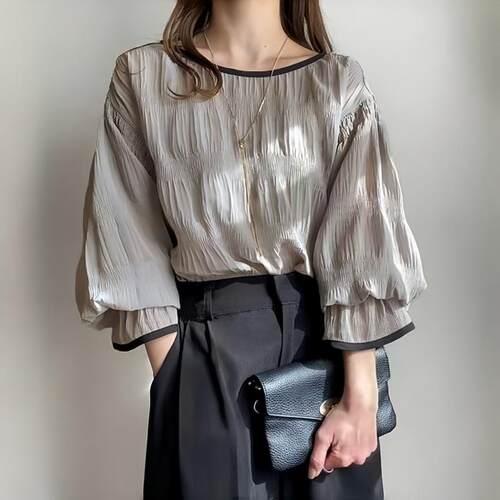 Women's pleated long sleeved round neck pullover