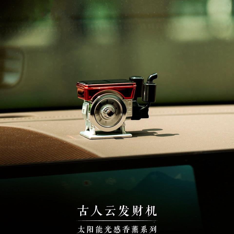 2025新款车载香薰太阳能拖拉机旋转高级汽车装饰品中控台创意摆件