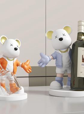 客厅摆件高端大气上档次2025创意迎宾熊红酒架酒柜装饰品轻奢高档