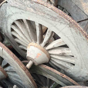 影视道具老木车轮轱辘实木中式复古老马车轮壁饰品相完整独轮木车