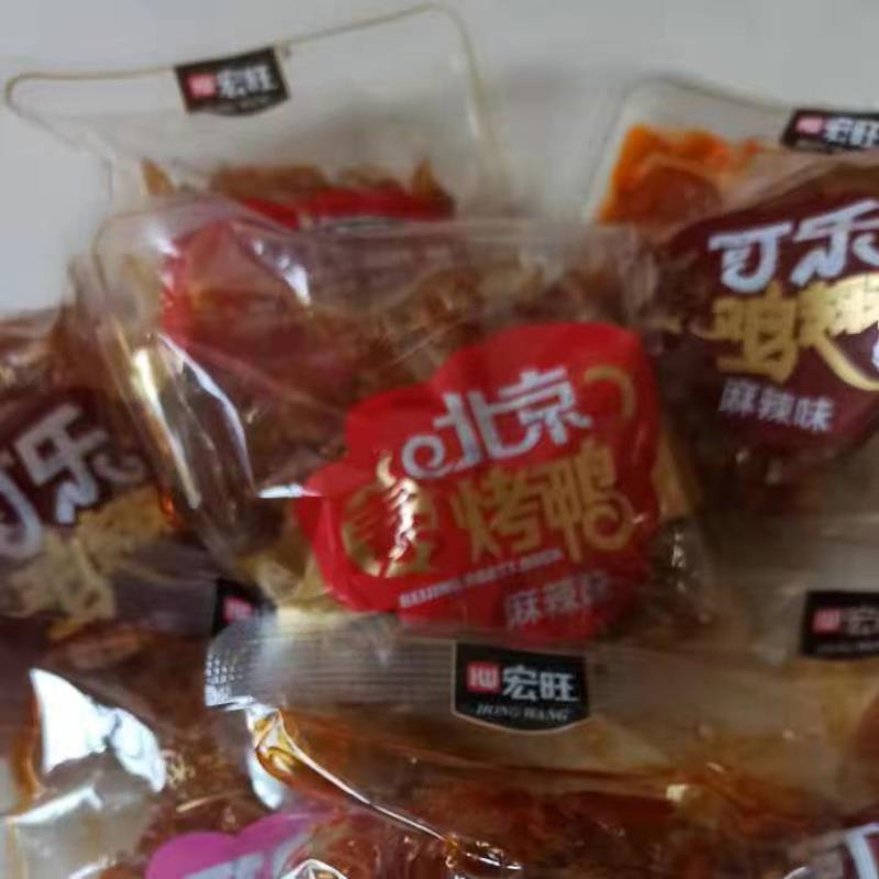 现货宏旺北京烤鸭素鸡翅素烤鸭甜辣麻辣烧烤味怀旧休闲零食辣条