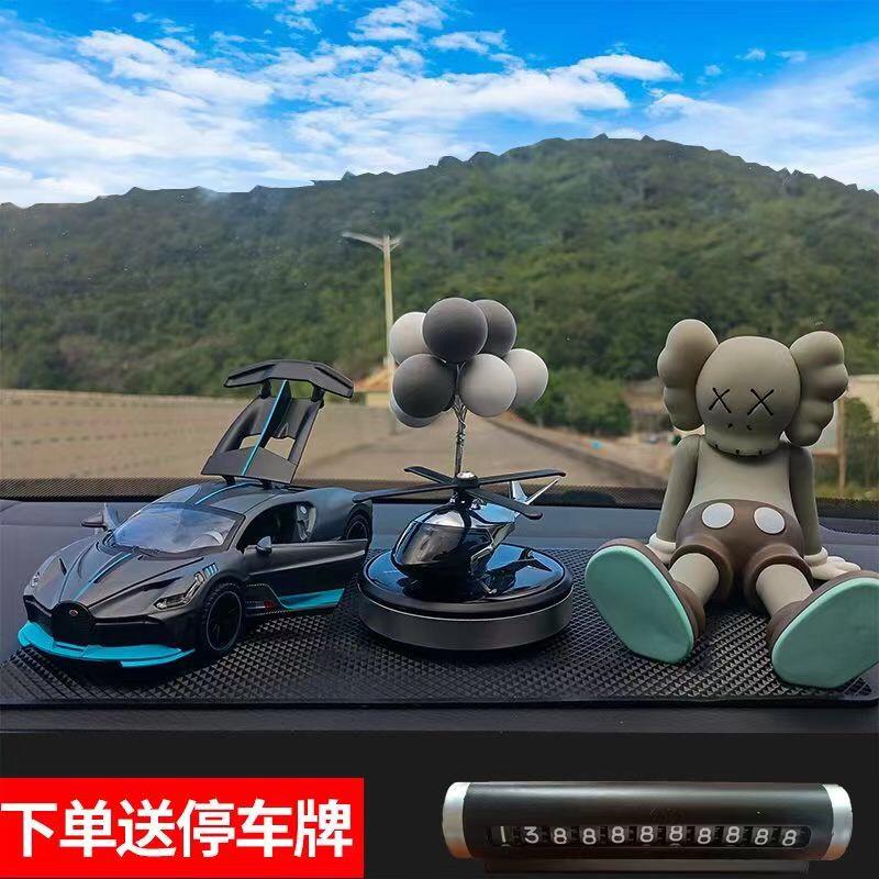 2025新款网红太阳能汽车摆件高档男中控台车载香薰个性车内装饰品