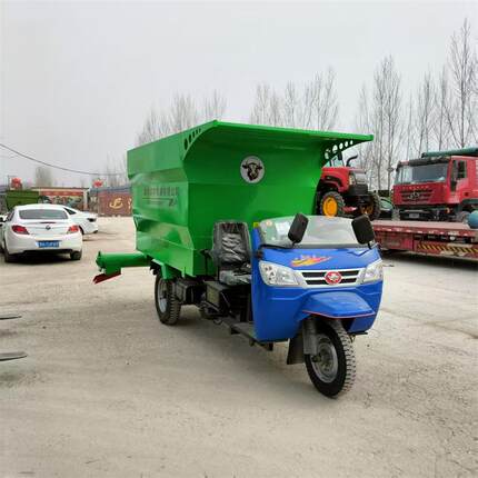 精料颗粒螺旋撒料机羊场自动饲料撒料车5立方柴油投料机