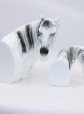 现代简约马首马头白色树脂雕摆件楼样房售部家居玄关客马头板塑厅
