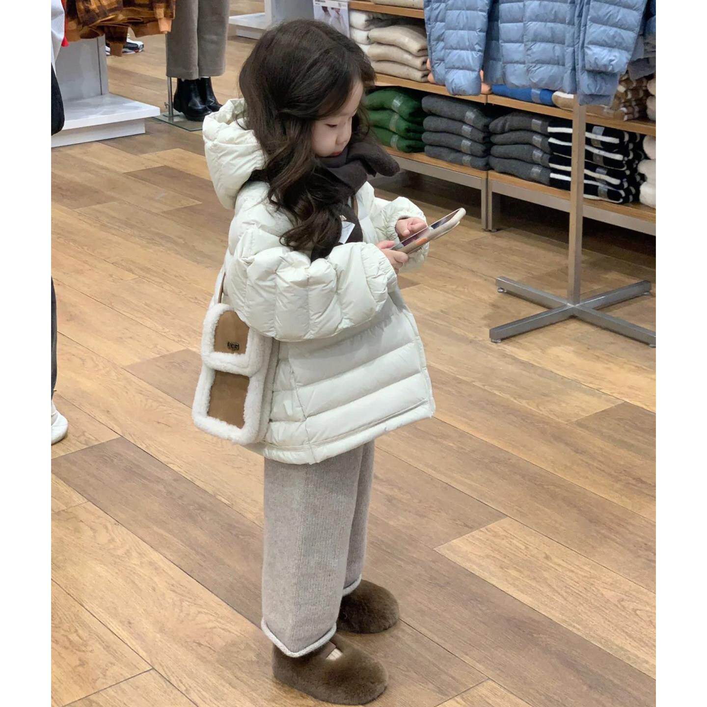 轻薄棉袄女童白色外套冬2026新款儿童防寒服连帽派克棉服加厚防风