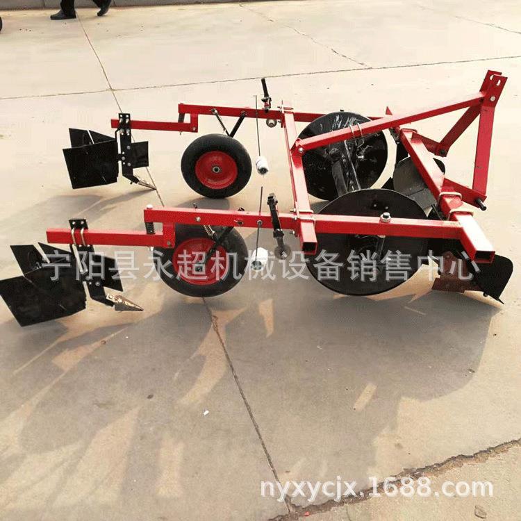 四轮车带的起垄覆膜一体机 垄高30公分左右覆膜宽度1.2米宽窄可调