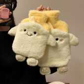 热水瓶为暖肚子 可爱和有趣 热水瓶为妇女在冬天 满水 毛绒装