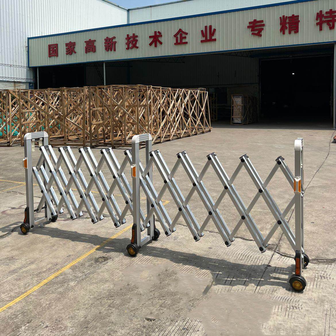 不锈钢手动推拉伸缩门围栏户外道路隔离栏护栏移动栏杆折叠路障