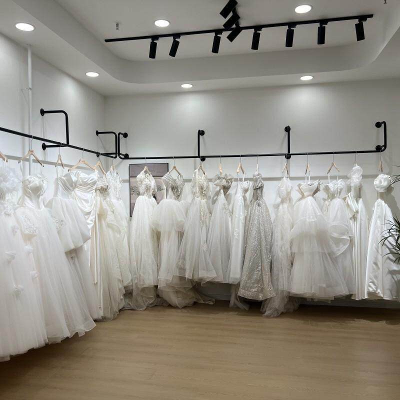 黑色婚纱展示架女服装店上墙悬挂衣架加厚影楼礼服秀禾服专用货架