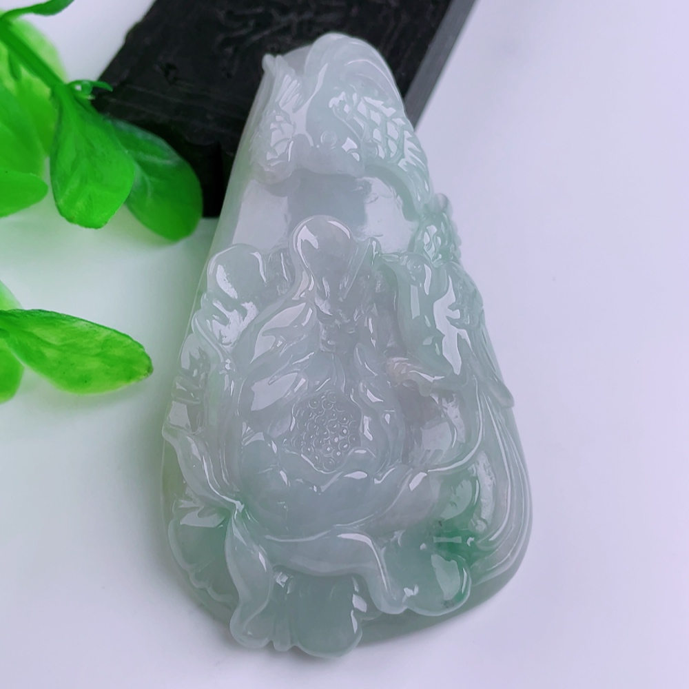 天然真品翡翠正品 冰水润细腻精细冰满绿满色精雕荷花吊坠 40.69g