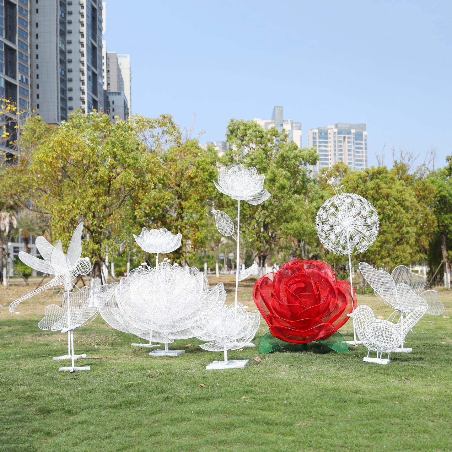 户外不锈钢镂空梅花鹿雕塑公园小区景观蒲公英蝴蝶花朵鸟蜻蜓摆件