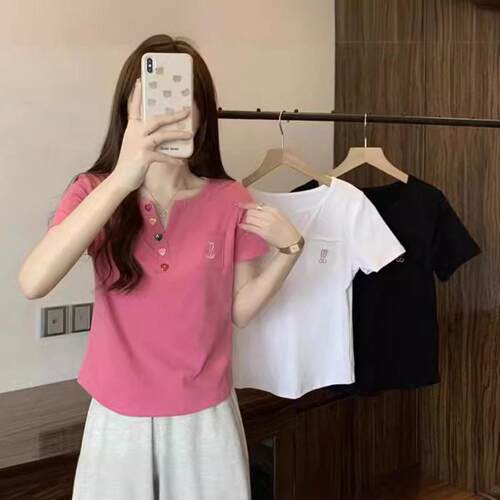 Three dimensional decorative short sleeved t-shirt for