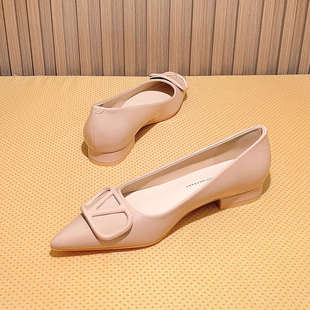 裸色法式v扣漆皮平底女鞋2025秋冬新款四季时装尖头浅口粗跟单鞋