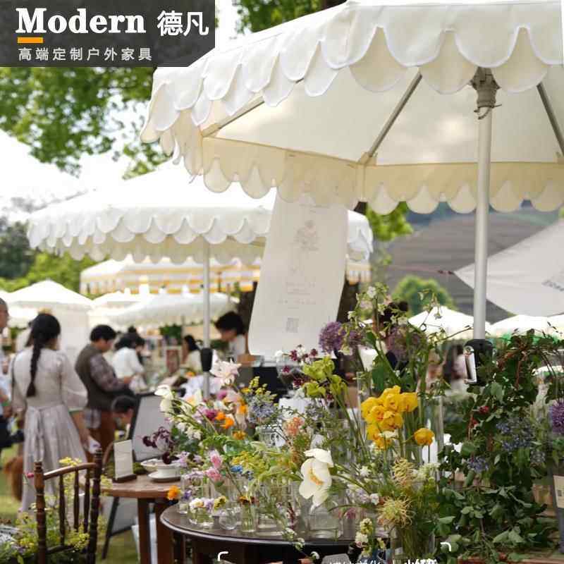 新款户外白色遮阳伞网红婚礼双层防水伞咖啡厅室外别墅市集摆摊中