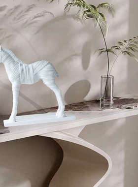 现代轻奢艺术风树脂马摆件客厅样板房售楼处玄关软装创意桌面饰品