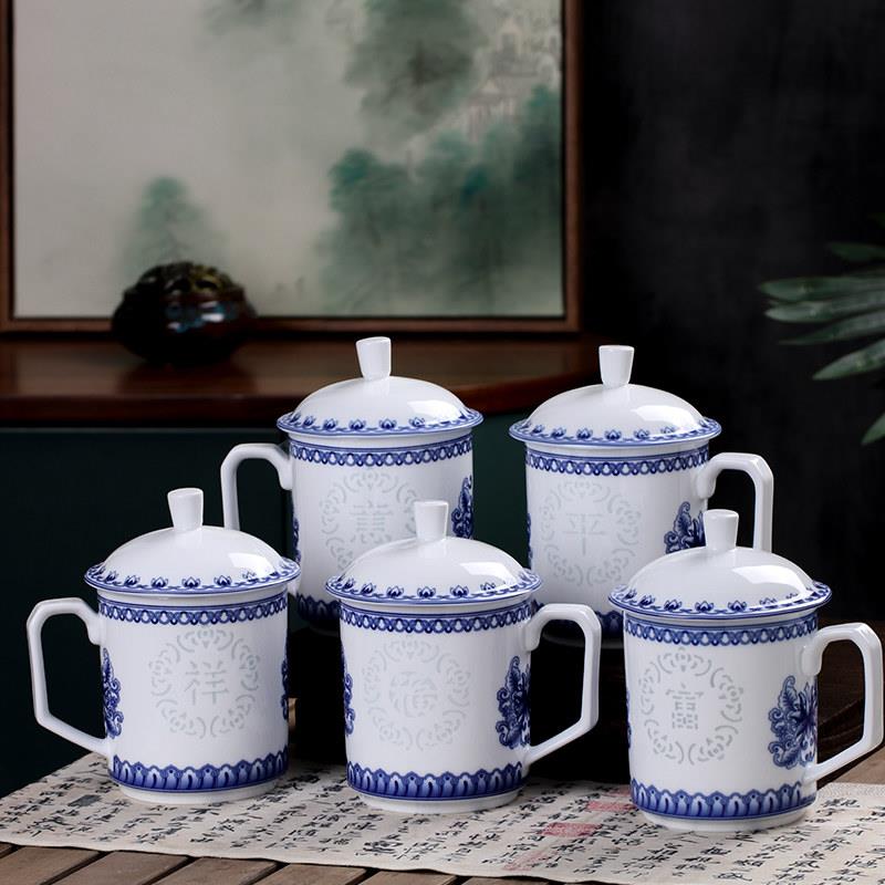 景德镇陶瓷青花玲珑泡茶杯办公杯子带盖杯带把家用会议杯瓷镂空杯