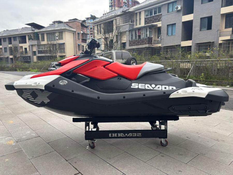 资产处置25年庞巴迪火花90摩托艇