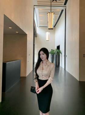 简约贵气香槟色衬衫收腰黑色中长款包臀裙套装打造职场丽人气质