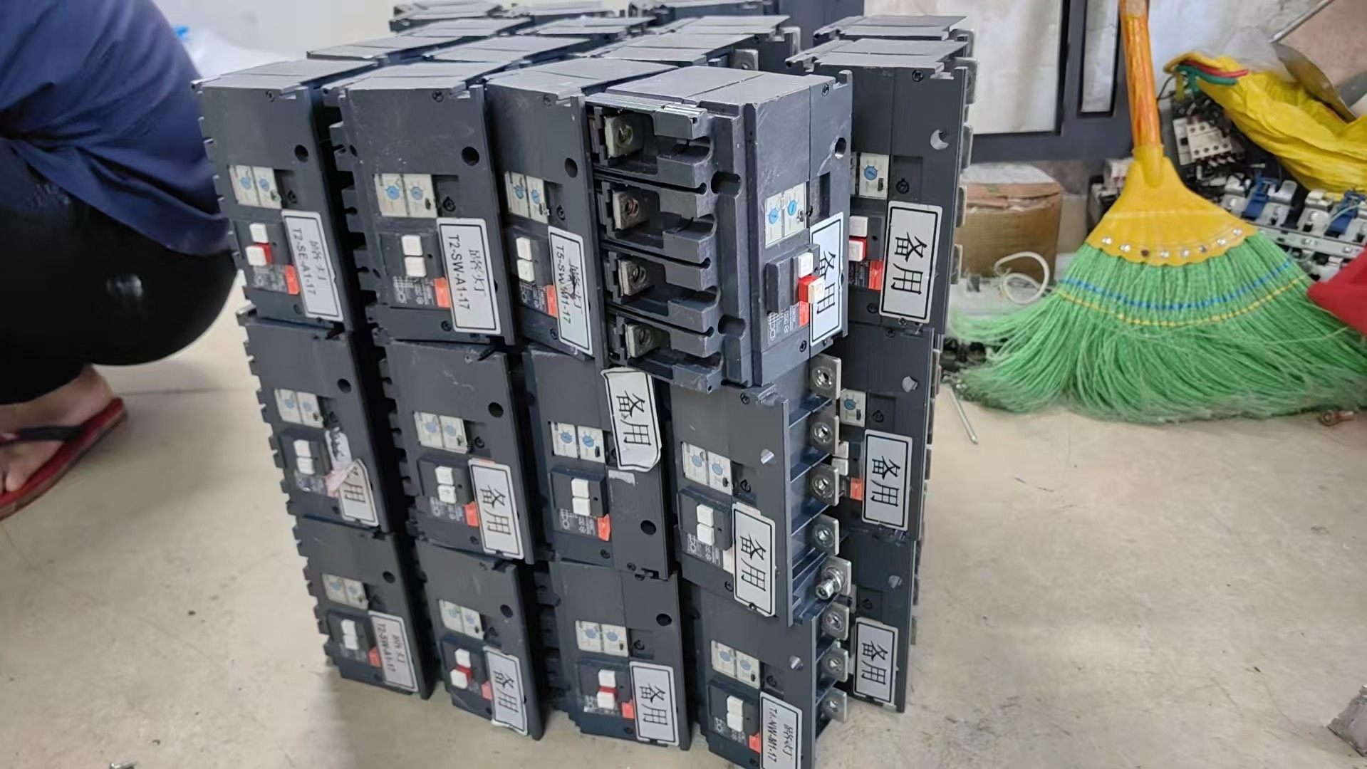 施耐德漏电保护器一个150元。